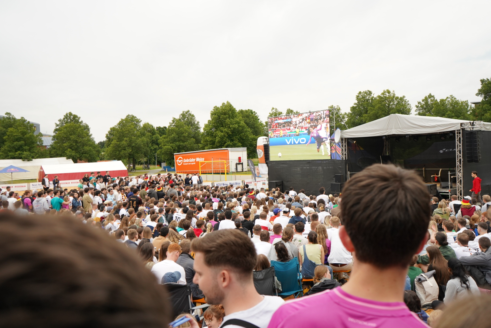 Foto: Public Viewing am Unistrand mit Blick auf den Bildschirm