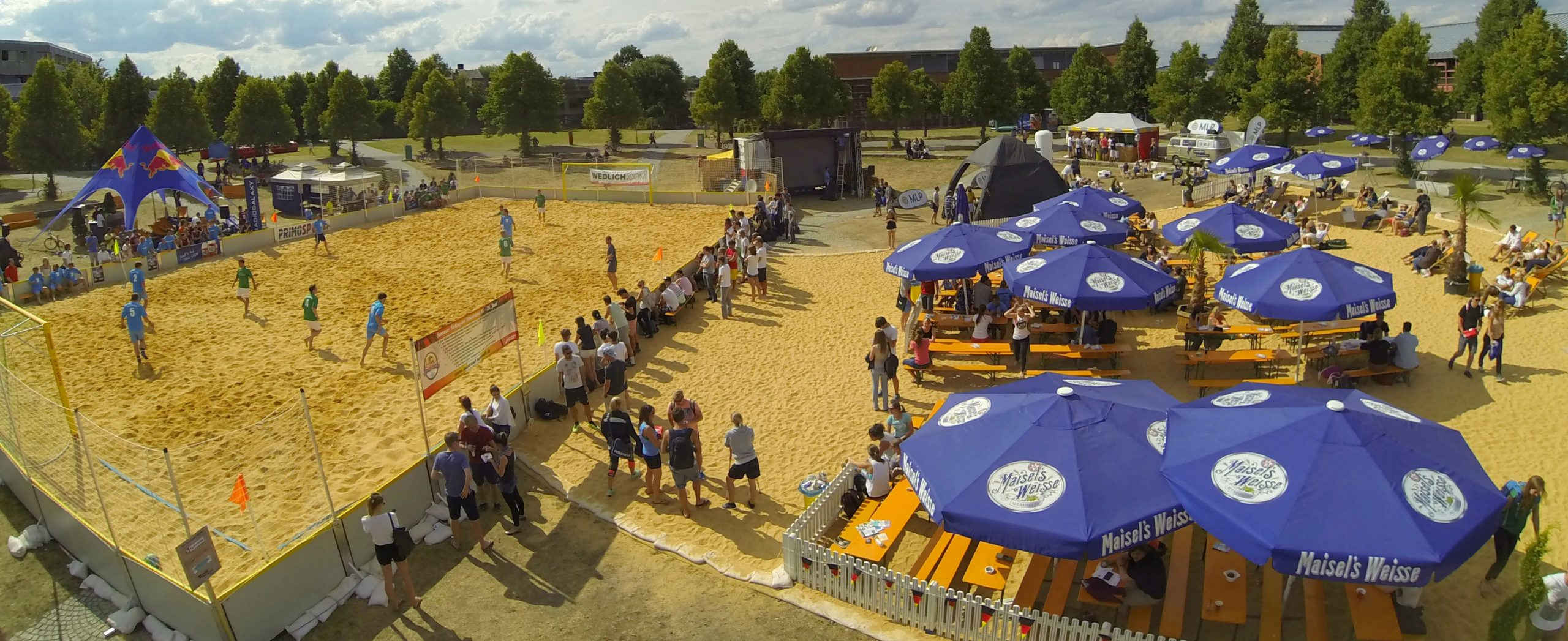 Spielfeld mit Spielern und Zuschauern beim Sommerfeeling am Rondell des Campus