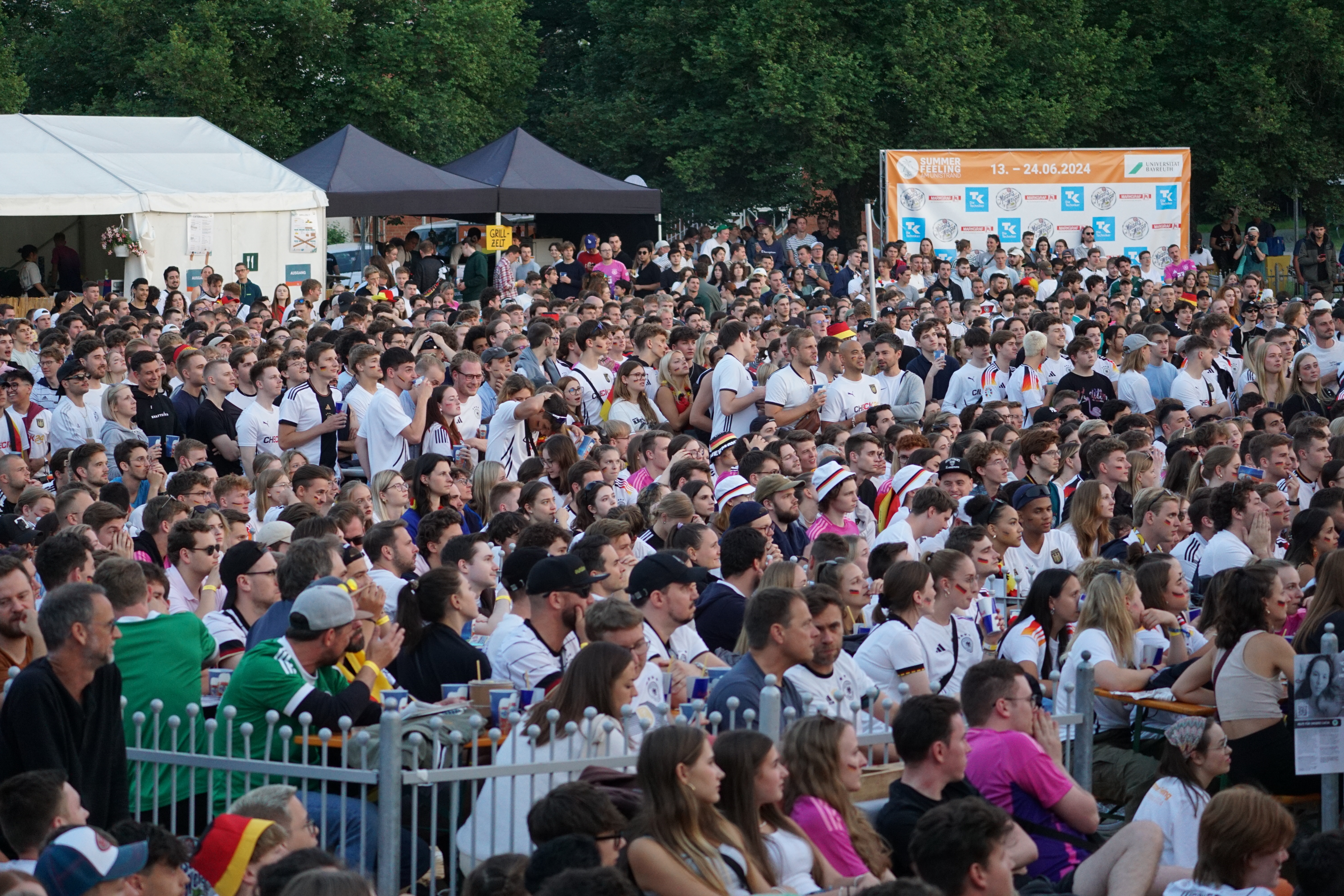 Foto: Großes Publikum Public Viewing am Unistrand