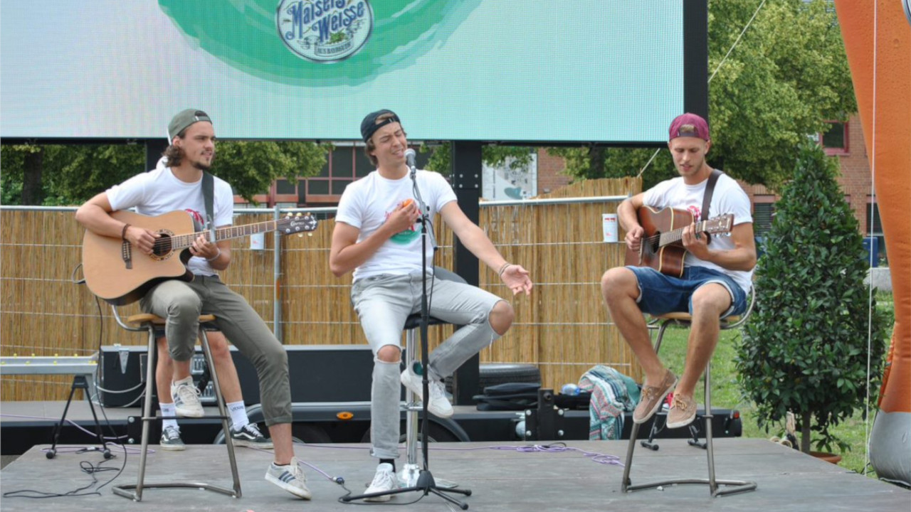 Band aus 2 Gitarristen und 1 Sänger auf der Bühne