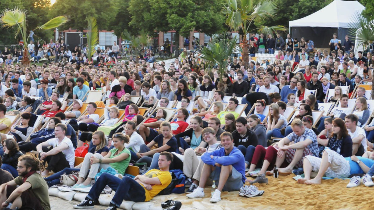 Menschen im Stand sitzend oder im Liegestuhl beim public viewing