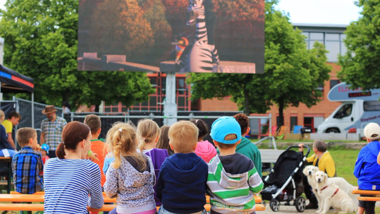 Kinder beim sehen eines Filmes