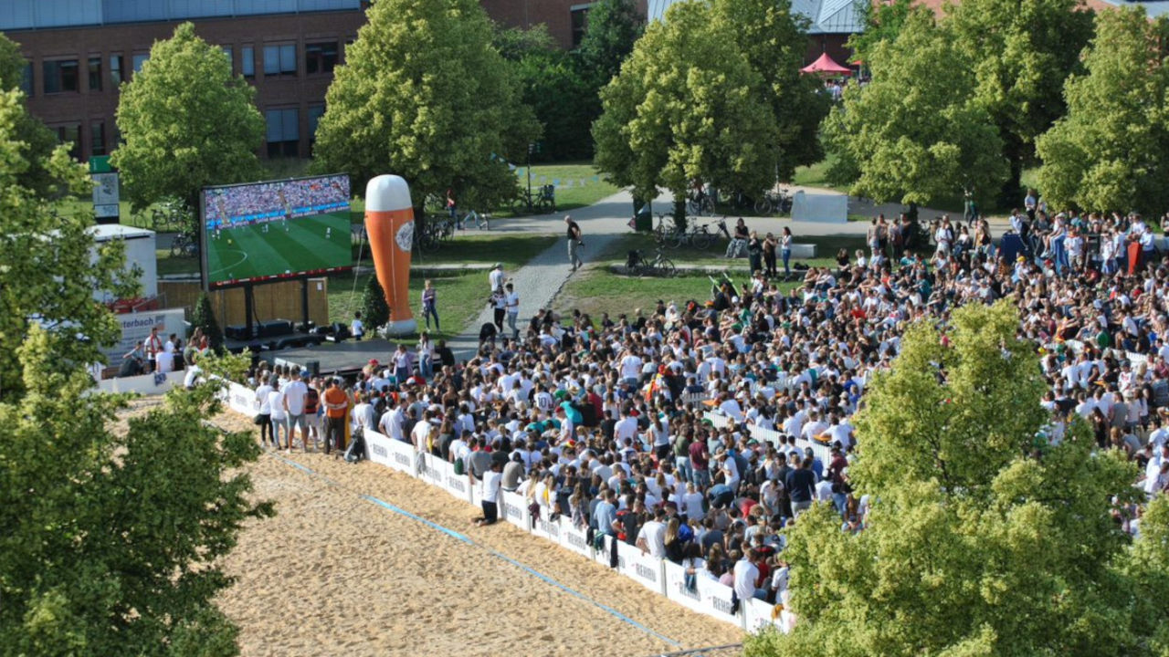 Blick auf die Menge der Menschen beim public viewing von oben